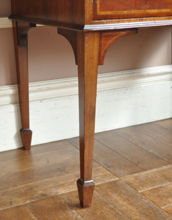 サイドバイサイド　アンティーク家具　マホガニー材を使った英国のアンティークビューロー（デスク）。安定感のある脚がしっかり支えます。(m-408-f)