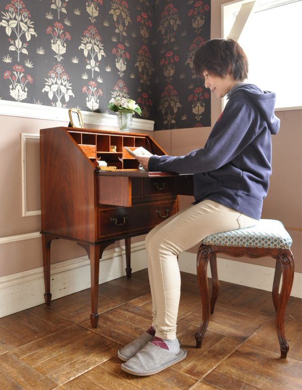 サイドバイサイド　アンティーク家具　マホガニー材を使った英国のアンティークビューロー（デスク）。落ち着いた雰囲気のビューロー。(m-408-f)