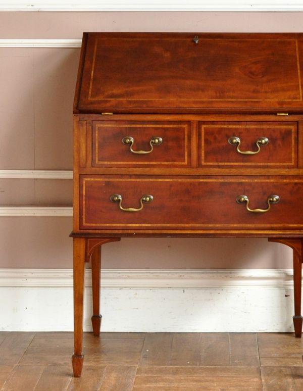 サイドバイサイド　アンティーク家具　マホガニー材を使った英国のアンティークビューロー（デスク）。外国製のビューローは装飾があちこちにあるので、絵になるアイテム。(m-408-f)