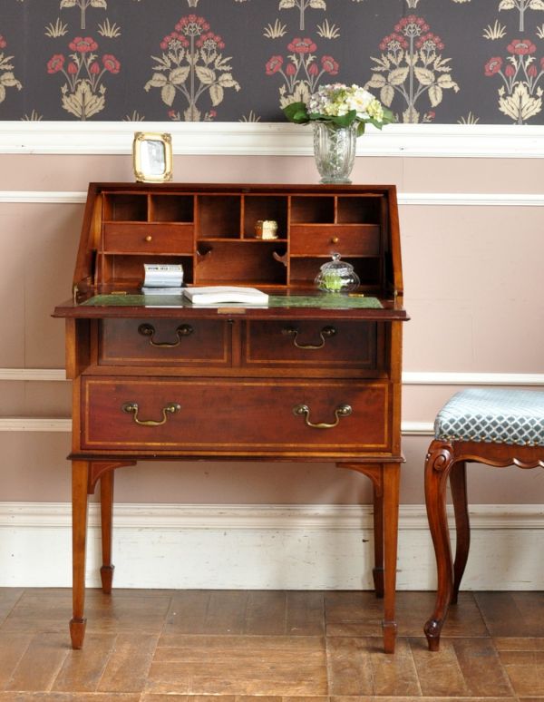 サイドバイサイド　アンティーク家具　マホガニー材を使った英国のアンティークビューロー（デスク）。とっても美しい木目です。(m-408-f)