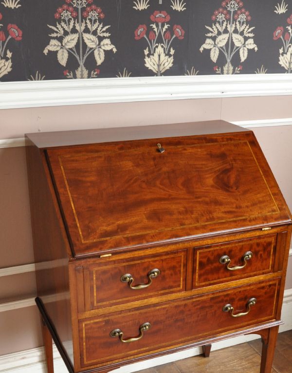 サイドバイサイド　アンティーク家具　マホガニー材を使った英国のアンティークビューロー（デスク）。天板もピカピカにお直ししました。(m-408-f)