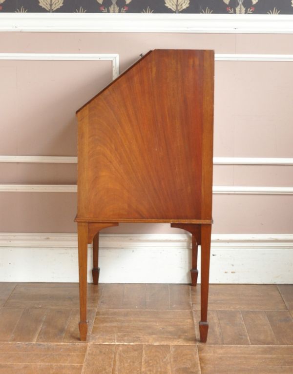 サイドバイサイド　アンティーク家具　マホガニー材を使った英国のアンティークビューロー（デスク）。ビューローを閉じると、スッキリとしたキャビネットに。(m-408-f)