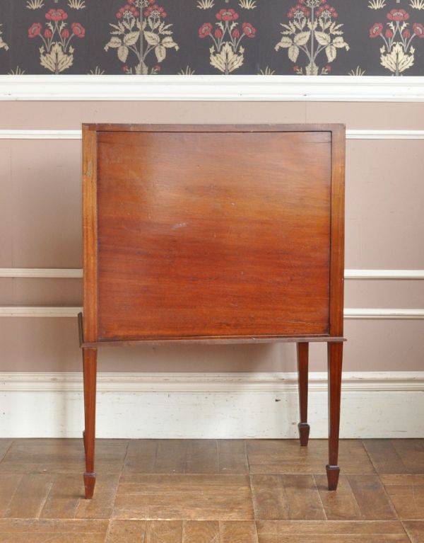 サイドバイサイド　アンティーク家具　マホガニー材を使った英国のアンティークビューロー（デスク）。しっかりメンテナンスしてあるので、裏側もキレイな状態です。(m-408-f)