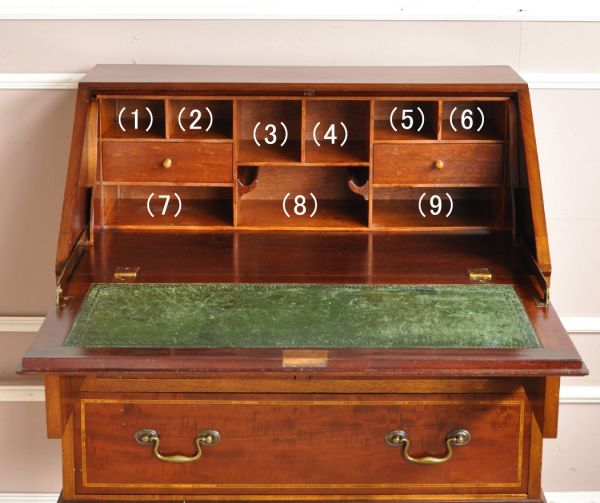 サイドバイサイド　アンティーク家具　マホガニー材を使った英国のアンティークビューロー（デスク）。この通り天板は広々しているので、パソコンデスクとしても活躍してくれます。(m-408-f)