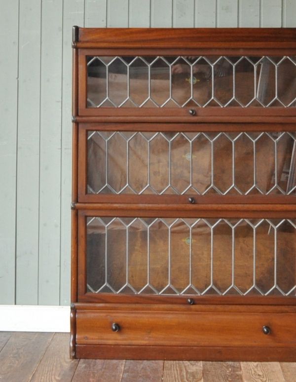 アンティークのキャビネット　アンティーク家具　グローブ・ヴェルニッケ社のアンティーク家具、スタッキングブックケース（本棚）。職人さんの技が生きた装飾です。(m-410-f)