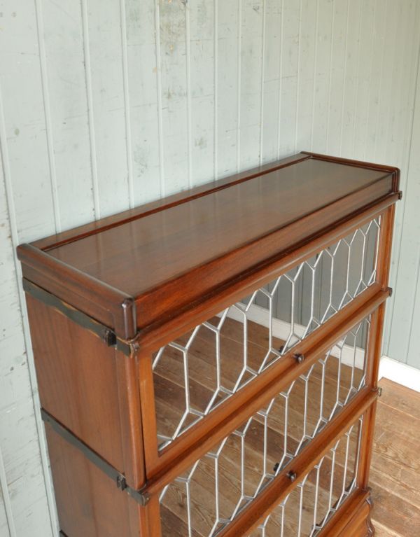 アンティークのキャビネット　アンティーク家具　グローブ・ヴェルニッケ社のアンティーク家具、スタッキングブックケース（本棚）。天板の塗装もキレイに仕上げました。(m-410-f)