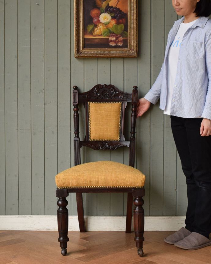 背もたれの彫刻が美しい、マホガニー材のアンティークエドワーディアン