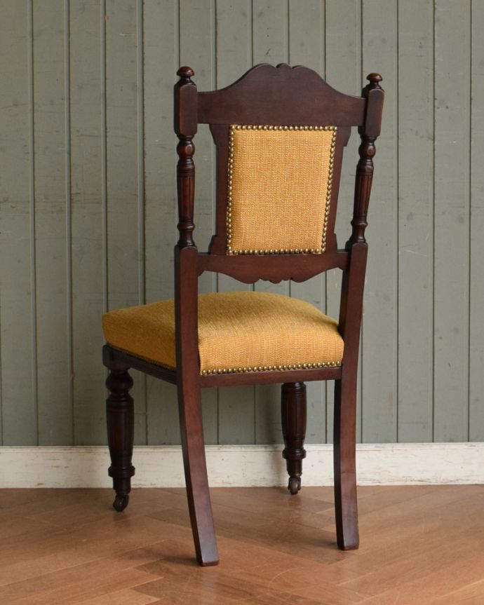 背もたれの彫刻が美しい、マホガニー材のアンティークエドワーディアン