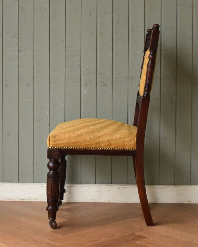 背もたれの彫刻が美しい、マホガニー材のアンティークエドワーディアン