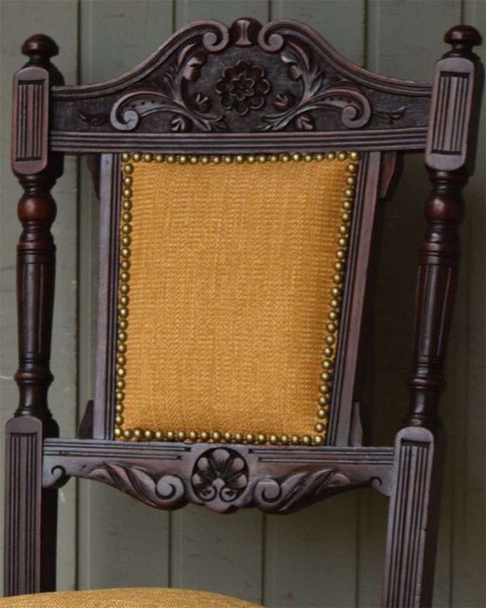 背もたれの彫刻が美しい、マホガニー材のアンティークエドワーディアン