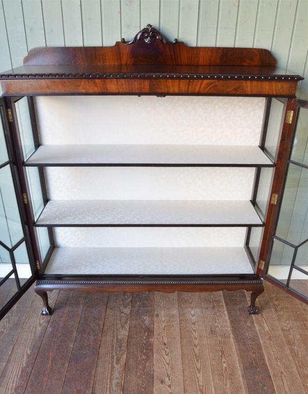 アンティークのキャビネット　アンティーク家具　クラシックな英国スタイルのアンティーク家具、ガラスのショーケース。濃い茶色のフレームなので、ディスプレイからも高級感が溢れています。(m-412-f)