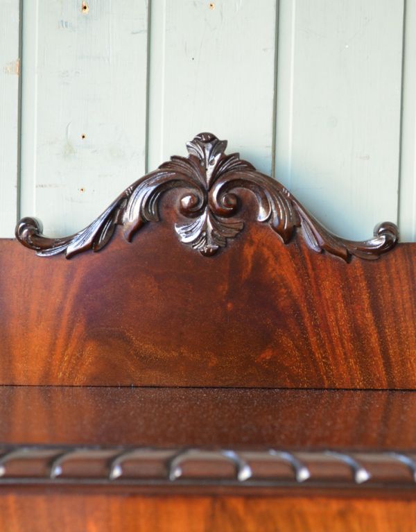 アンティークのキャビネット　アンティーク家具　クラシックな英国スタイルのアンティーク家具、ガラスのショーケース。トップには、細やかでリッチな彫があります。(m-412-f)