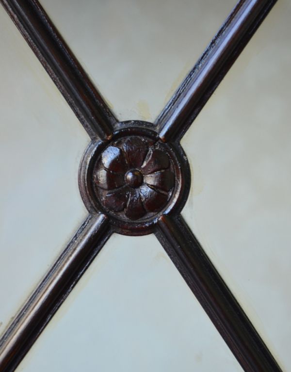 アンティークのキャビネット　アンティーク家具　クラシックな英国スタイルのアンティーク家具、ガラスのショーケース。隅々まで美しい装飾が施されています。(m-412-f)