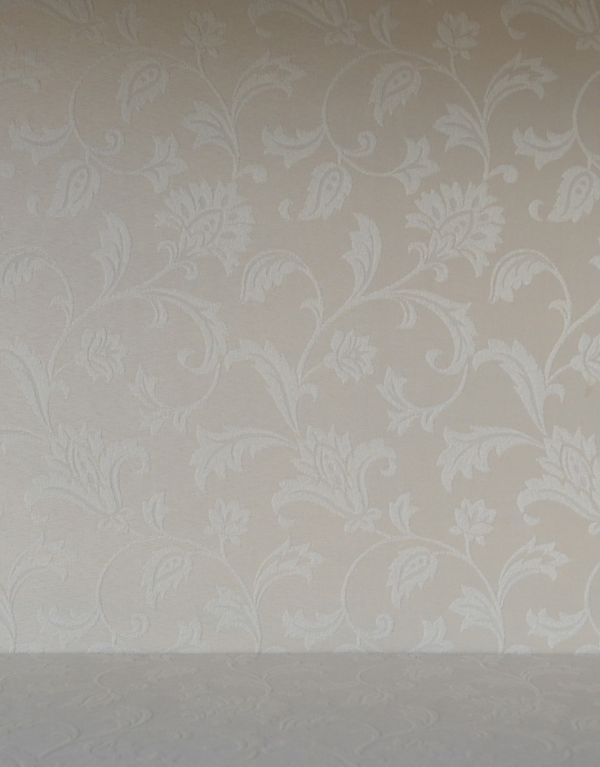 アンティークのキャビネット　アンティーク家具　クラシックな英国スタイルのアンティーク家具、ガラスのショーケース。背板は、お花の模様の華やかな生地になっています。(m-412-f)