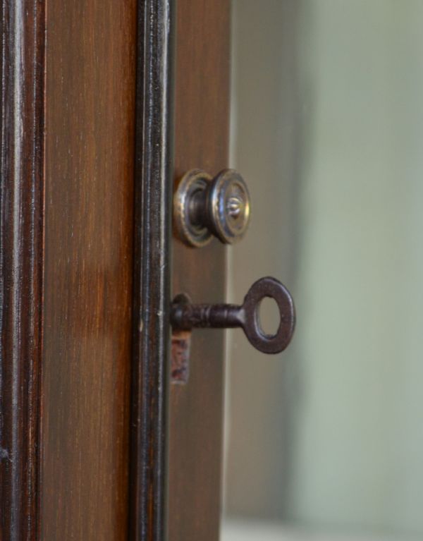 アンティークのキャビネット　アンティーク家具　クラシックな英国スタイルのアンティーク家具、ガラスのショーケース。丸く握りやすい取っ手がついています。(m-412-f)