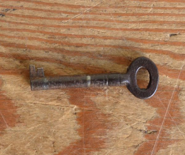 アンティークのキャビネット　アンティーク家具　クラシックな英国スタイルのアンティーク家具、ガラスのショーケース。アンティークの鍵です。(m-412-f)