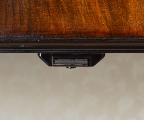 アンティークのキャビネット　アンティーク家具　クラシックな英国スタイルのアンティーク家具、ガラスのショーケース。扉にはマグネットが付いているので、開け閉めがスムーズです。(m-412-f)