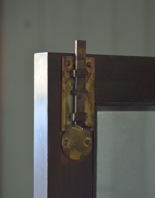 アンティークのキャビネット　アンティーク家具　クラシックな英国スタイルのアンティーク家具、ガラスのショーケース。左扉の上下にドアストッパーが付いています。(m-412-f)