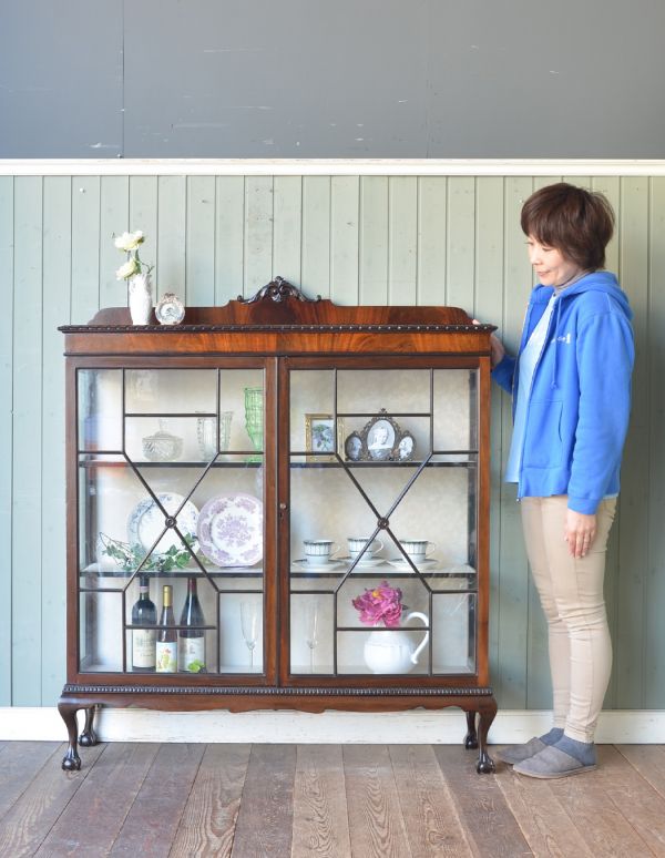 アンティークのキャビネット　アンティーク家具　クラシックな英国スタイルのアンティーク家具、ガラスのショーケース。ショーケースのように、お気に入りの雑貨や食器を並べてみましょう。(m-412-f)