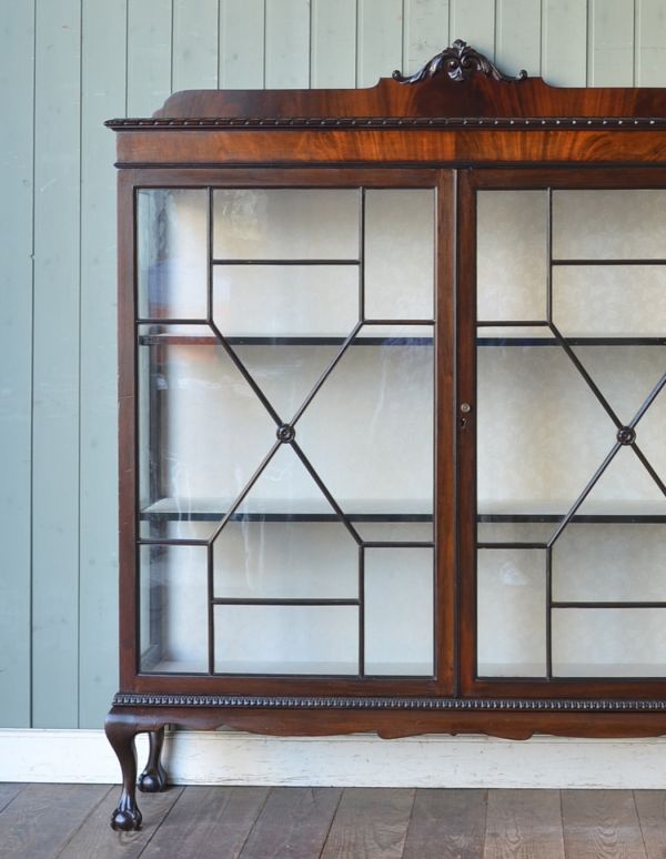 アンティークのキャビネット　アンティーク家具　クラシックな英国スタイルのアンティーク家具、ガラスのショーケース。ガラスももちろん当時のもの。(m-412-f)