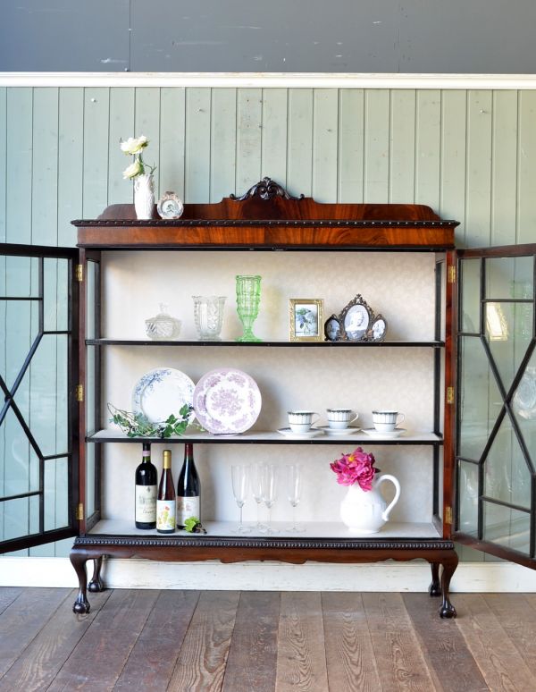 アンティークのキャビネット　アンティーク家具　クラシックな英国スタイルのアンティーク家具、ガラスのショーケース。３段あります。(m-412-f)