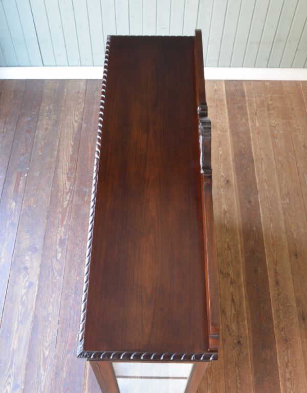 アンティークのキャビネット　アンティーク家具　クラシックな英国スタイルのアンティーク家具、ガラスのショーケース。天板もキレイな状態で仕上げてあります。(m-412-f)