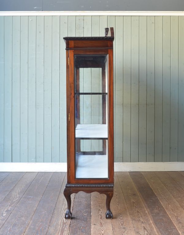 アンティークのキャビネット　アンティーク家具　クラシックな英国スタイルのアンティーク家具、ガラスのショーケース。サイドもガラスなので、どこから見ても美しいです！しっかり作られているので、安心してお使いいただけます。(m-412-f)