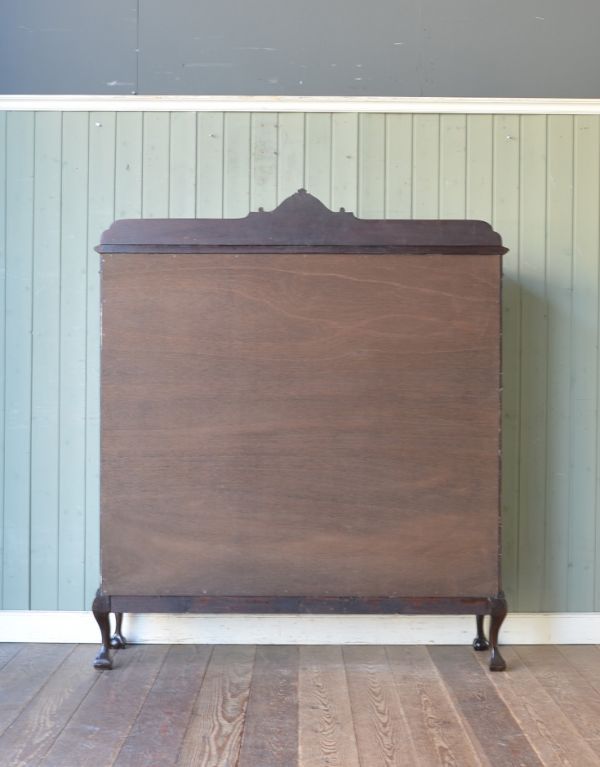 アンティークのキャビネット　アンティーク家具　クラシックな英国スタイルのアンティーク家具、ガラスのショーケース。しっかりメンテナンスしてあるので、裏側もキレイな状態です。(m-412-f)