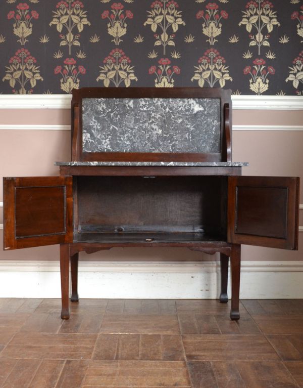 サイドボード アンティーク家具 アンティークのカッコイイ英国家具、大理石のウォッシュスタンド。扉の中は広い収納になっています。(m-413-f)