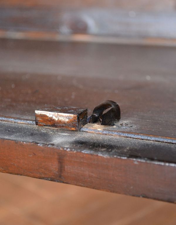 サイドボード アンティーク家具 アンティークのカッコイイ英国家具、大理石のウォッシュスタンド。扉の裏面はこのような金具が付いています。(m-413-f)