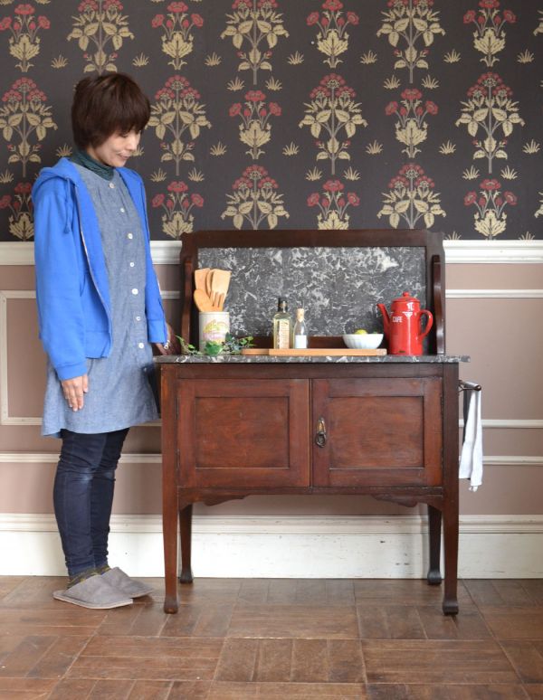 サイドボード アンティーク家具 アンティークのカッコイイ英国家具、大理石のウォッシュスタンド。ポットや電話機などの家電を置いても自然になじみます。(m-413-f)