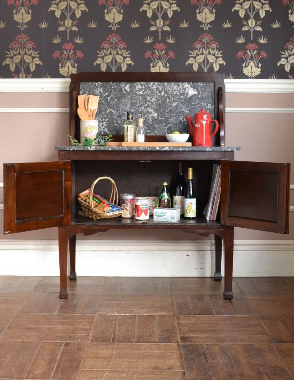 サイドボード アンティーク家具 アンティークのカッコイイ英国家具、大理石のウォッシュスタンド。扉の中は、仕切りがなく、つながっています。(m-413-f)