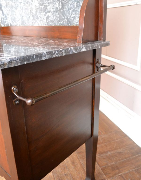 サイドボード アンティーク家具 アンティークのカッコイイ英国家具、大理石のウォッシュスタンド。サイドにはオシャレなタオルバーがあります。(m-413-f)