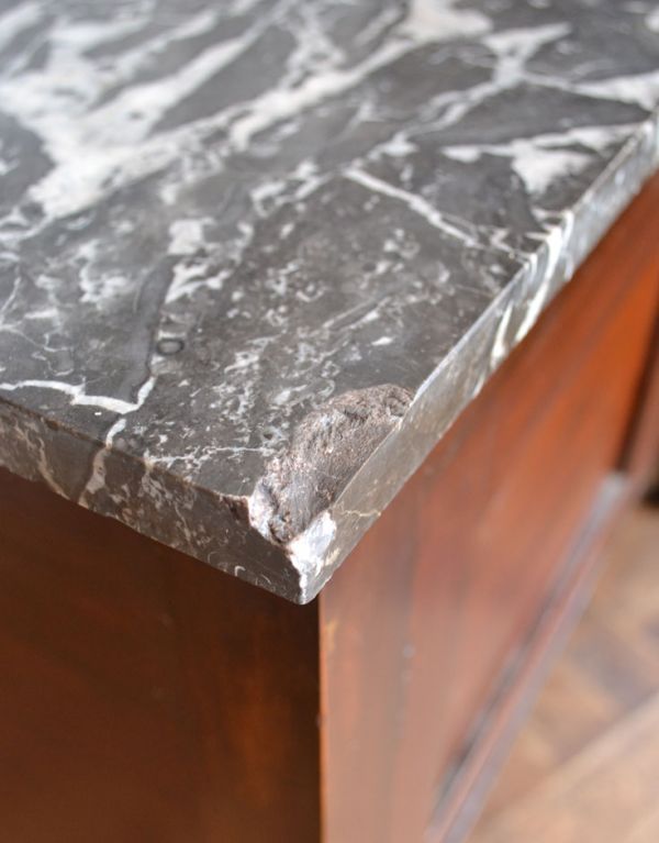 サイドボード アンティーク家具 アンティークのカッコイイ英国家具、大理石のウォッシュスタンド。天板の一部にカケがあるので、今回、SALE価格になっています。(m-413-f)