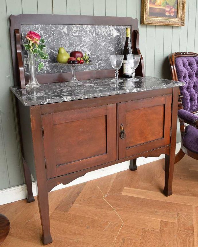 サイドボード アンティーク家具 アンティークのカッコイイ英国家具、大理石のウォッシュスタンド。パッと目を惹くマーブル模様が美しいアンティークタイルどこに置いても思わず目が行ってしまう美しいタイル。(m-413-f)