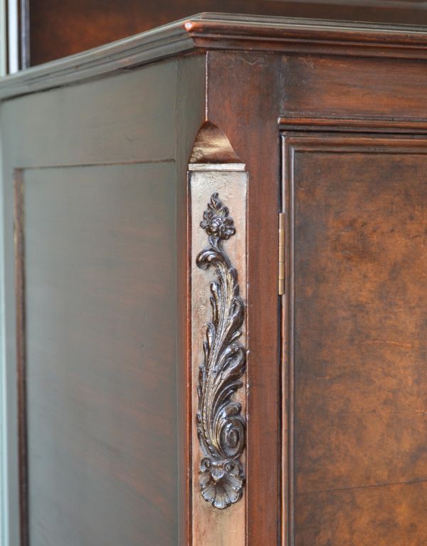 サイドボード　アンティーク家具　気品あるアンティーク家具、英国デザインのサイドボード。隅々にまでしっかり装飾があります。(m-416-f)