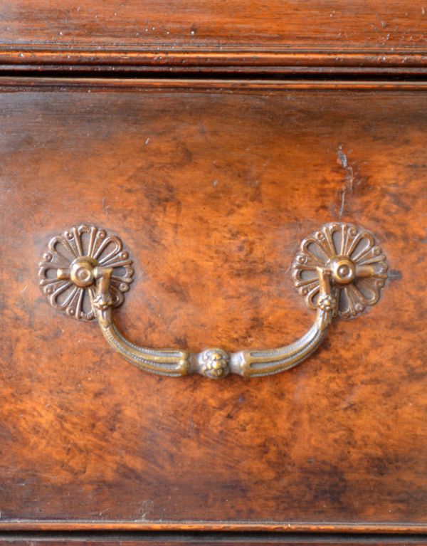 サイドボード　アンティーク家具　気品あるアンティーク家具、英国デザインのサイドボード。引き出しの取っ手です。(m-416-f)