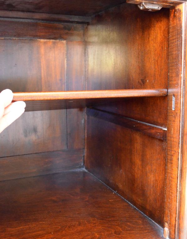 サイドボード　アンティーク家具　気品あるアンティーク家具、英国デザインのサイドボード。左扉内の棚板は可動します。(m-416-f)