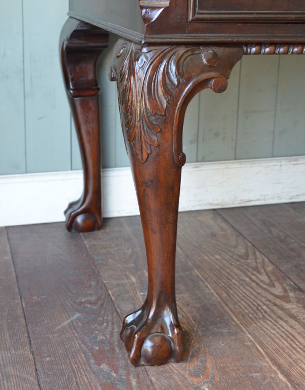 サイドボード　アンティーク家具　気品あるアンティーク家具、英国デザインのサイドボード。どっしりとした貫禄のある脚。(m-416-f)