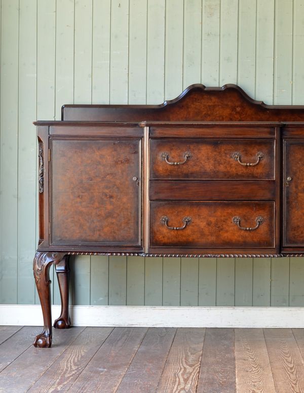 サイドボード　アンティーク家具　気品あるアンティーク家具、英国デザインのサイドボード。重厚感があって、どこか和の美しさを感じます。(m-416-f)