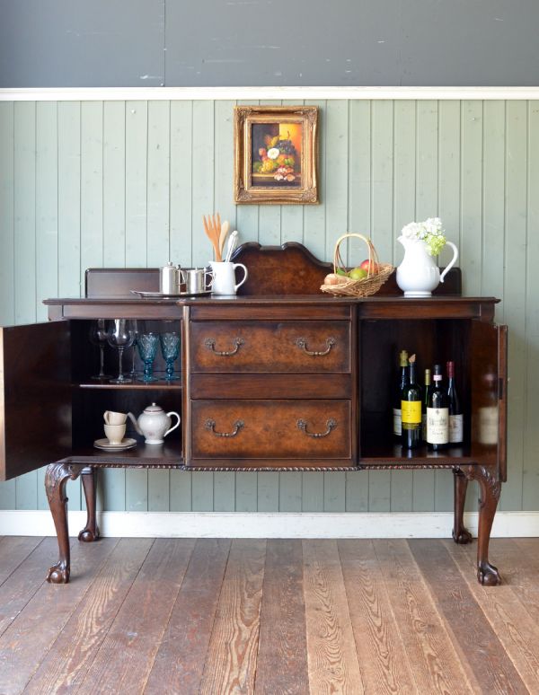 サイドボード　アンティーク家具　気品あるアンティーク家具、英国デザインのサイドボード。扉を開くと、たっぷりの収納スペース。(m-416-f)