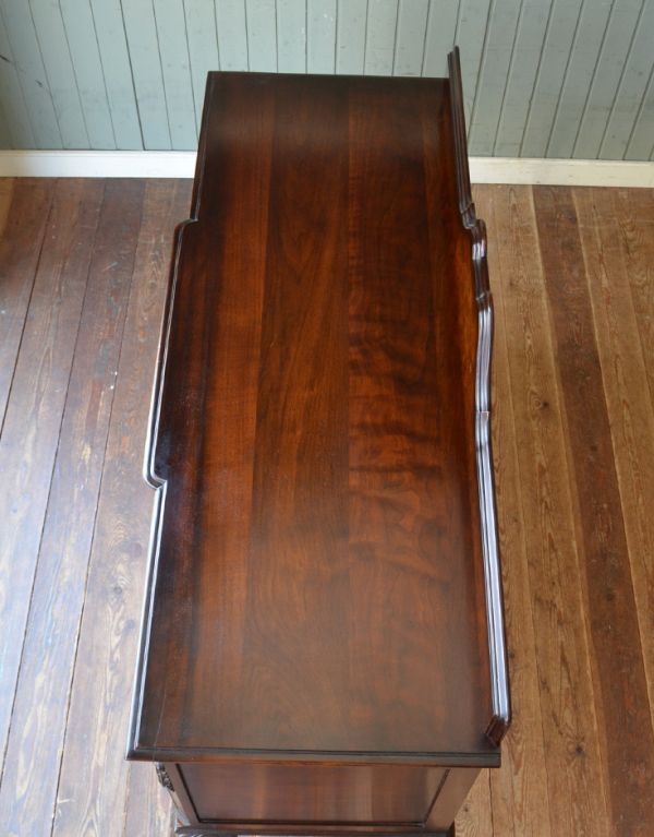 サイドボード　アンティーク家具　気品あるアンティーク家具、英国デザインのサイドボード。天板もキレイに塗装を仕上げました。(m-416-f)