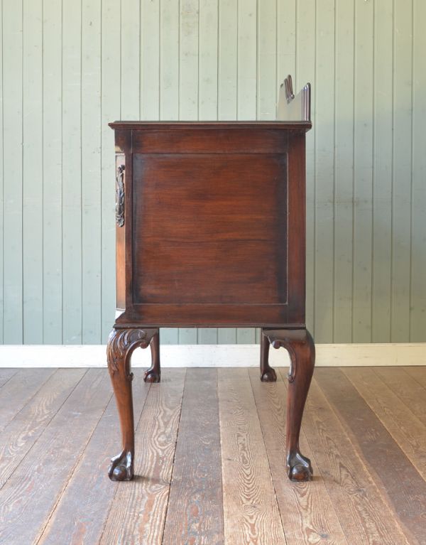 サイドボード　アンティーク家具　気品あるアンティーク家具、英国デザインのサイドボード。サイドも美しいです。(m-416-f)