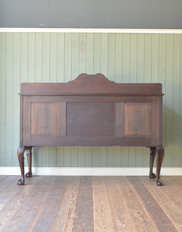 サイドボード　アンティーク家具　気品あるアンティーク家具、英国デザインのサイドボード。きちんとメンテナンスしているので、裏から見てもキレイな状態です。(m-416-f)