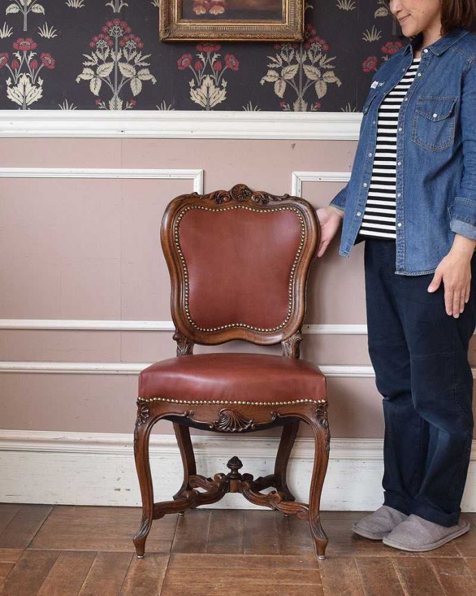 サロンチェア　アンティーク チェア　お花の彫刻が美しい・・・フランス輸入のウォルナット材のアンティークチェア（ルイ15世様式）。上品な雰囲気が漂うチェア。(m-417-c)