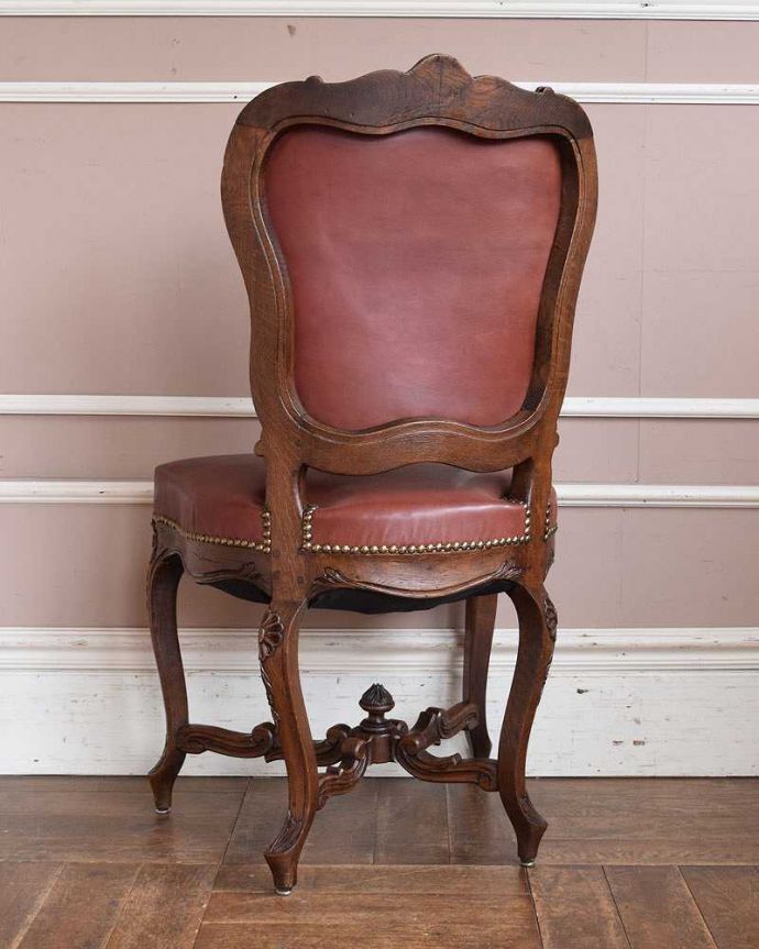 サロンチェア　アンティーク チェア　お花の彫刻が美しい・・・フランス輸入のウォルナット材のアンティークチェア（ルイ15世様式）。アンティークは新品ではないので、もちろん経年変化によるキズはありますが、専門の職人が目立たないようキレイにお直しをしているので、後姿までキレイです。(m-417-c)