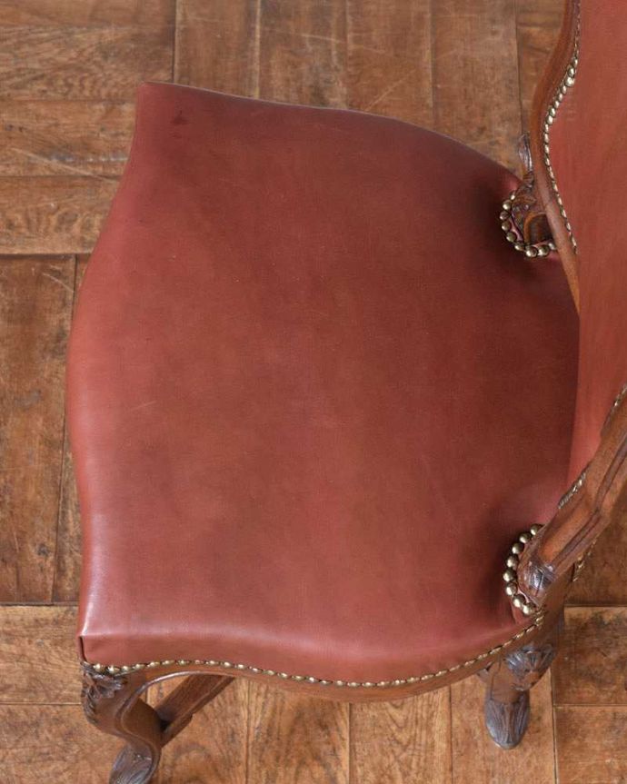 サロンチェア　アンティーク チェア　お花の彫刻が美しい・・・フランス輸入のウォルナット材のアンティークチェア（ルイ15世様式）。クッション入りの座面なので、長時間座っても疲れません。(m-417-c)