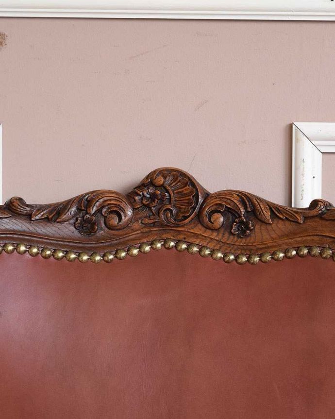 サロンチェア　アンティーク チェア　お花の彫刻が美しい・・・フランス輸入のウォルナット材のアンティークチェア（ルイ15世様式）。お花の美しい彫刻が背もたれのトップに付いています。(m-417-c)