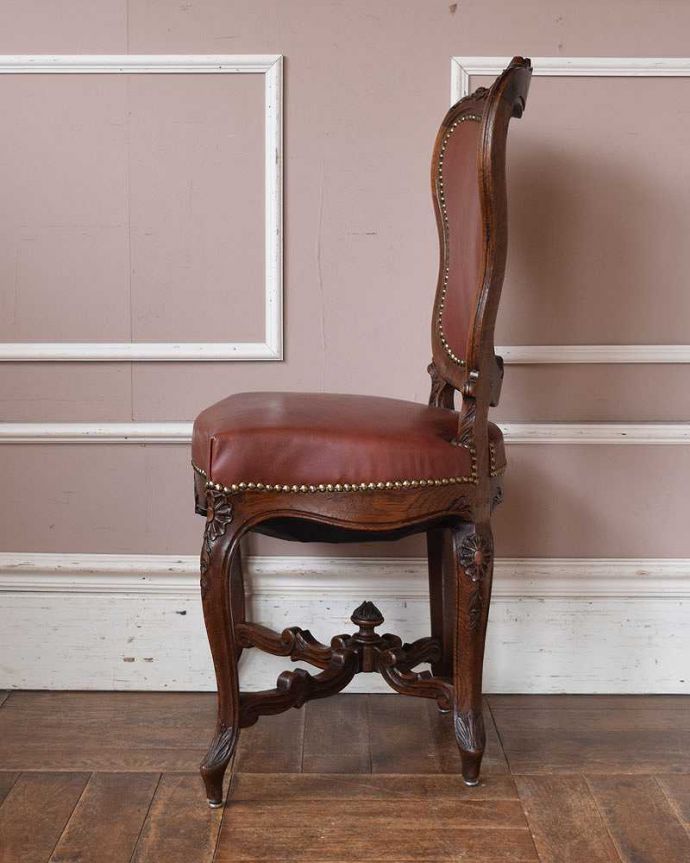 サロンチェア　アンティーク チェア　お花の彫刻が美しい・・・フランス輸入のウォルナット材のアンティークチェア（ルイ15世様式）。横から見ても綺麗な装飾が楽しめます。(m-417-c)