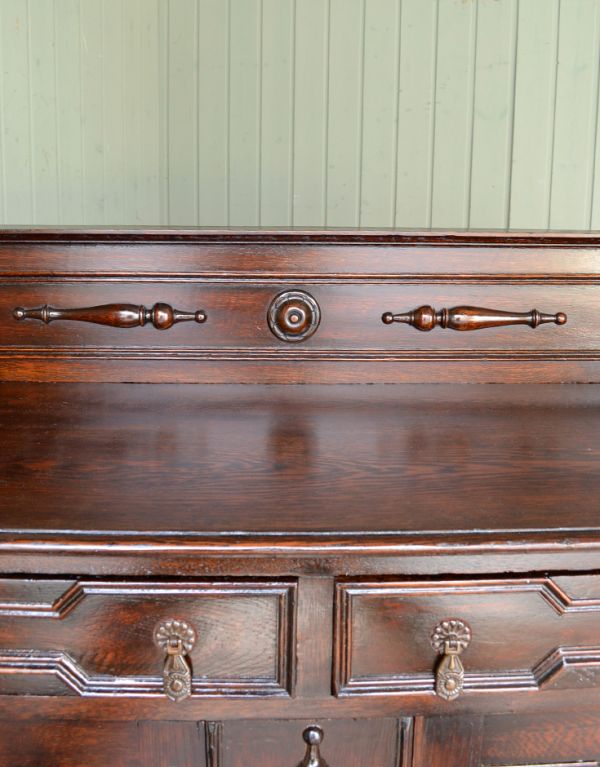 アンティークのキャビネット　アンティーク家具　キッチンカウンターにオススメの英国家具、アンティークのサイドボード。風格と品があるので、リビングはもちろん、和室や書斎、客間にも最適。(m-419-f)